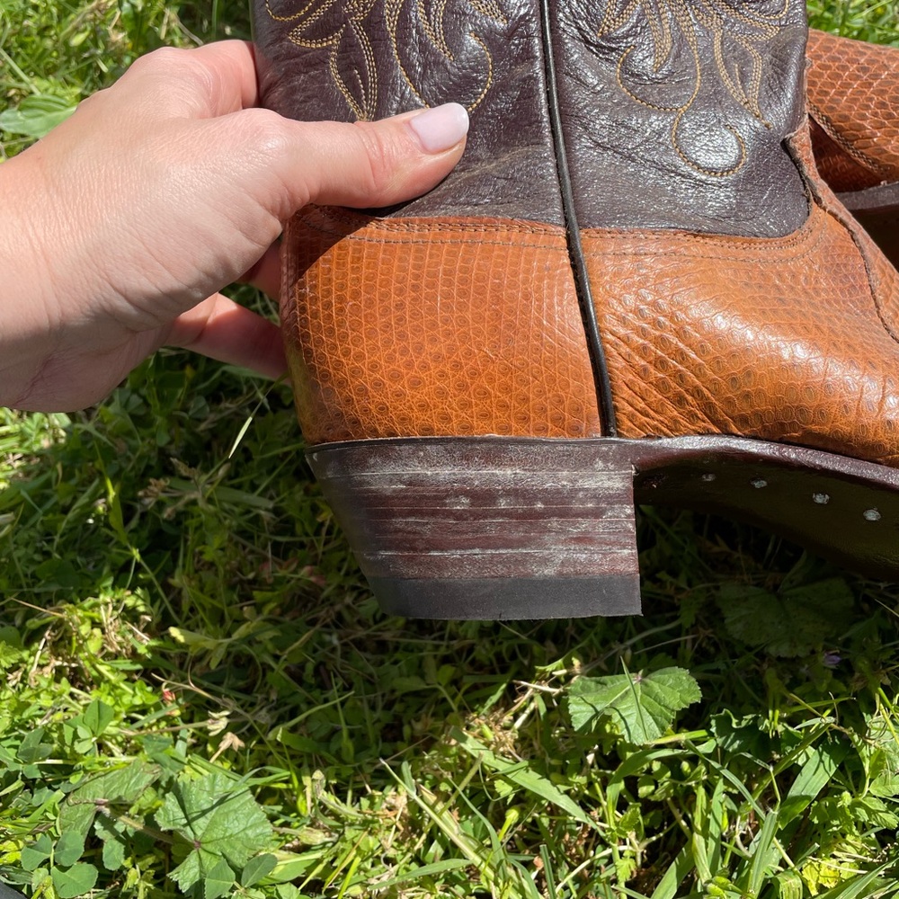 Men’s genuine ostrich leather Justin boots.